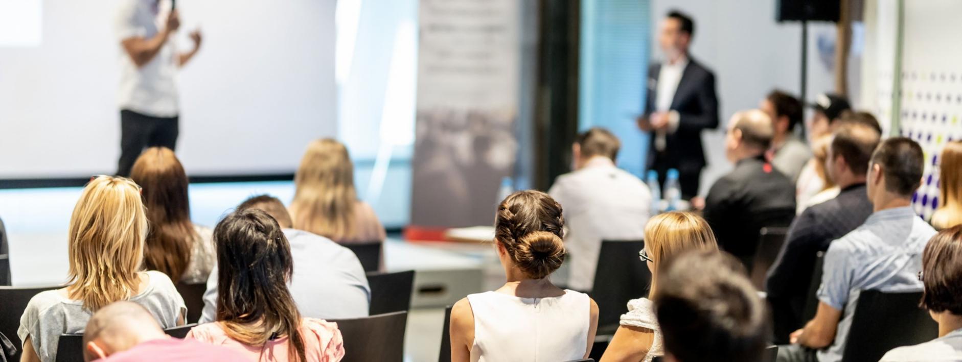 Deelnemer leest educatieve content over budgetbeheer
